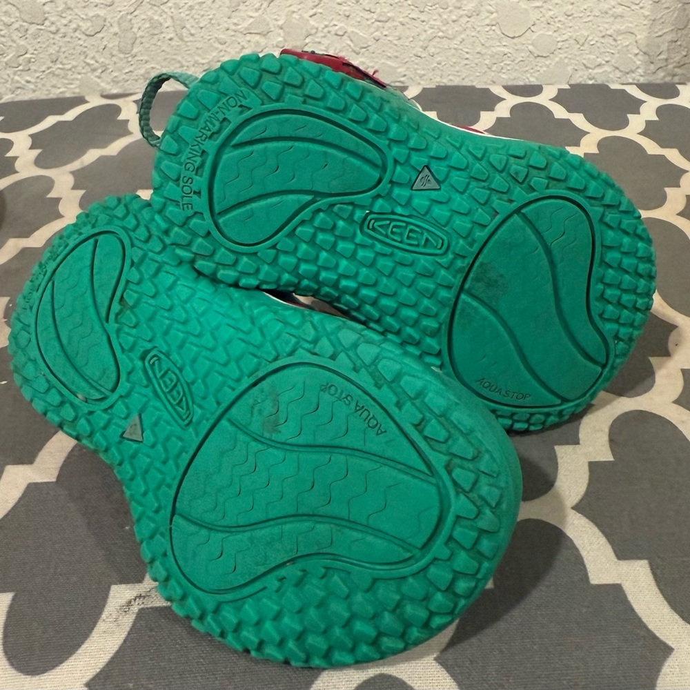 KEEN Stingray Sandal - Toddler size 5 in great condition. - Picture 4 of 5